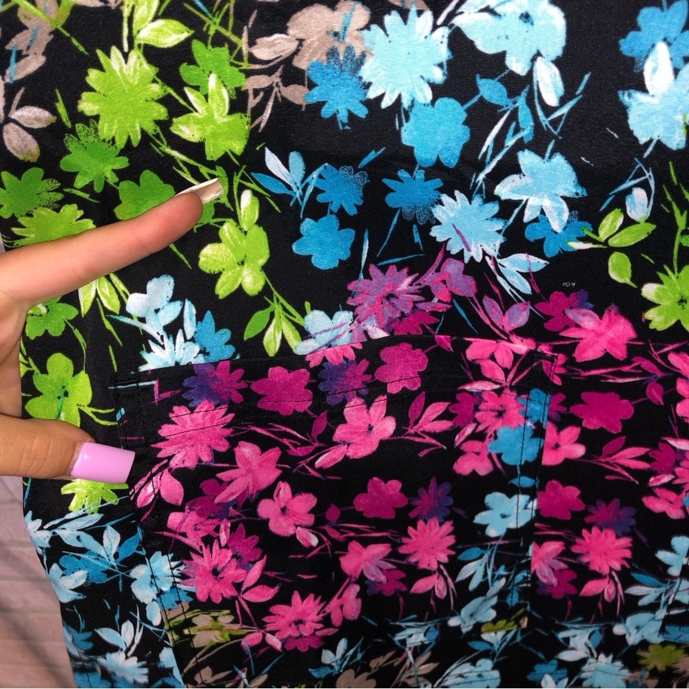 NWT Koi Basics multi color floral pattern V neck short sleeve scrub top - Picture 3 of 16